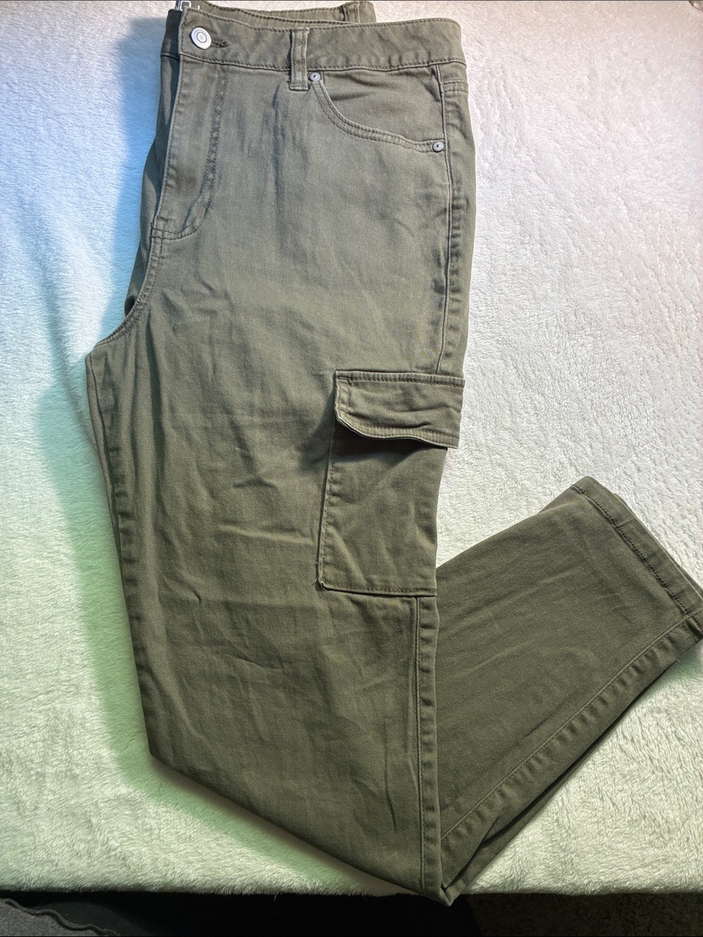 Women’s olive green cargo pants SZ 13